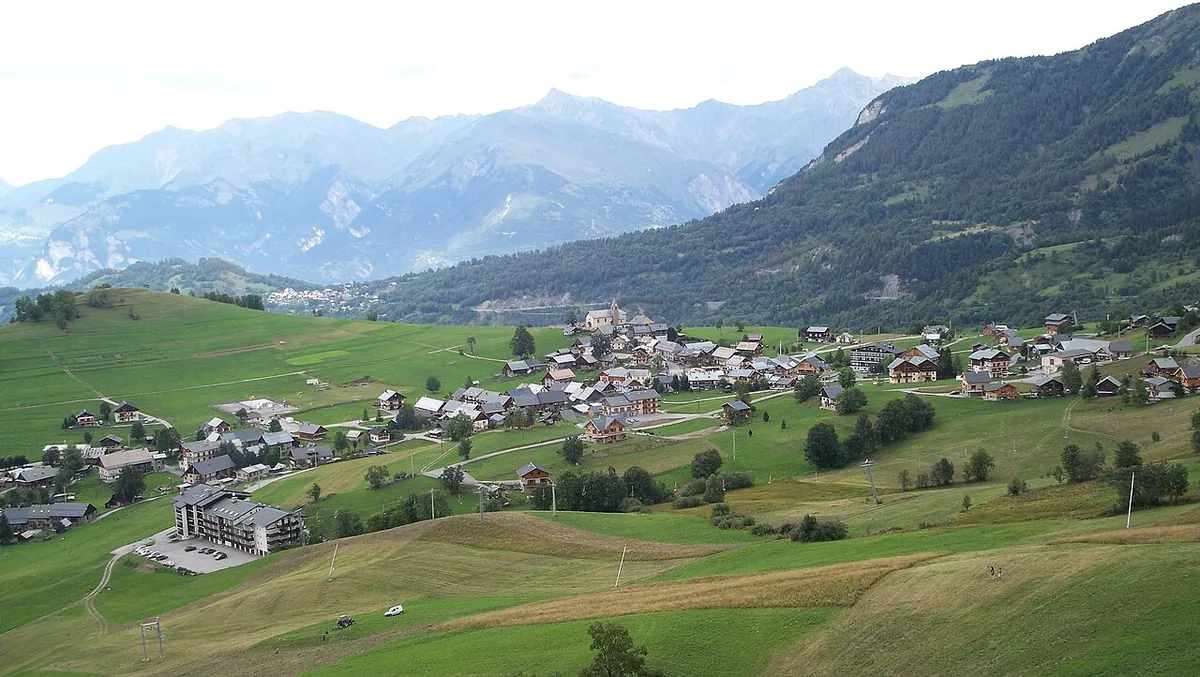 Albiez Montrond, France. Photo: Superjuju10 (CC BY-SA 3.0); resized and converted to WebP.