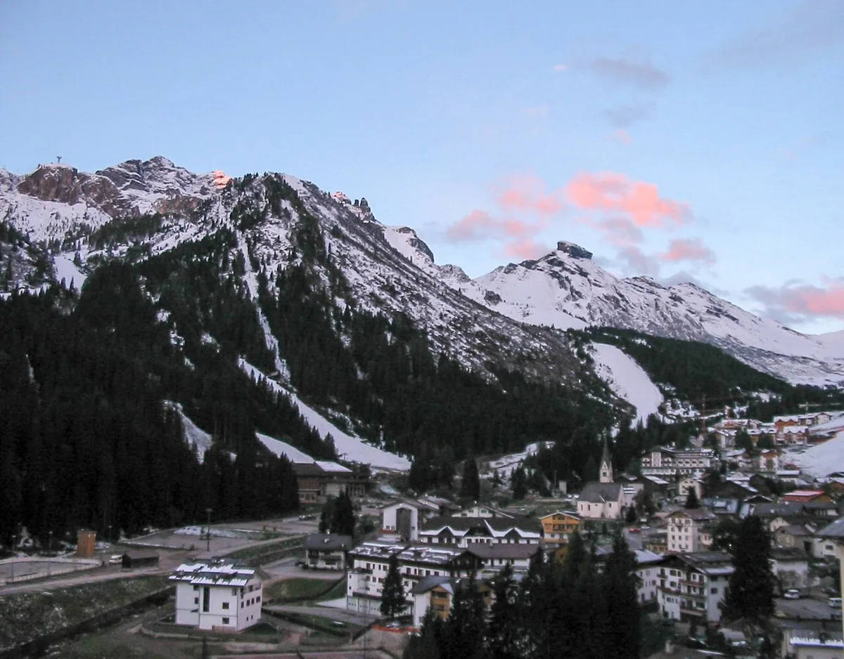 Arabba, Italy. Photo: Alexander Hoernigk (CC BY 3.0); resized and converted to WebP.