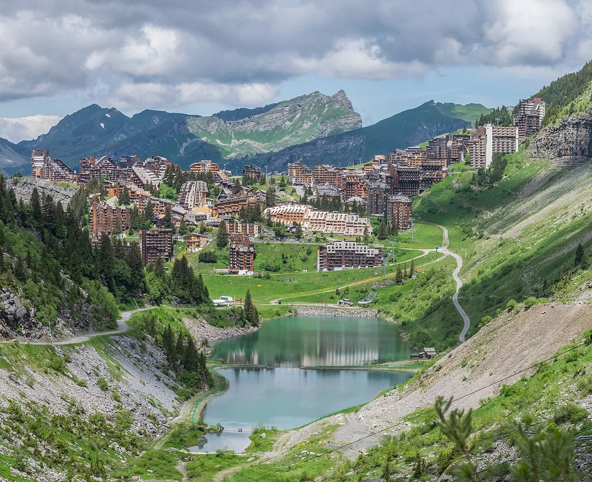 Avoriaz, France. Photo: Krzysztof Golik (CC BY-SA 4.0); resized and converted to WebP.