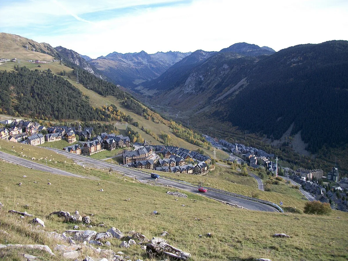 Baqueira, Spain. Photo: Patrice Bon (CC BY-SA 4.0); resized and converted to WebP.