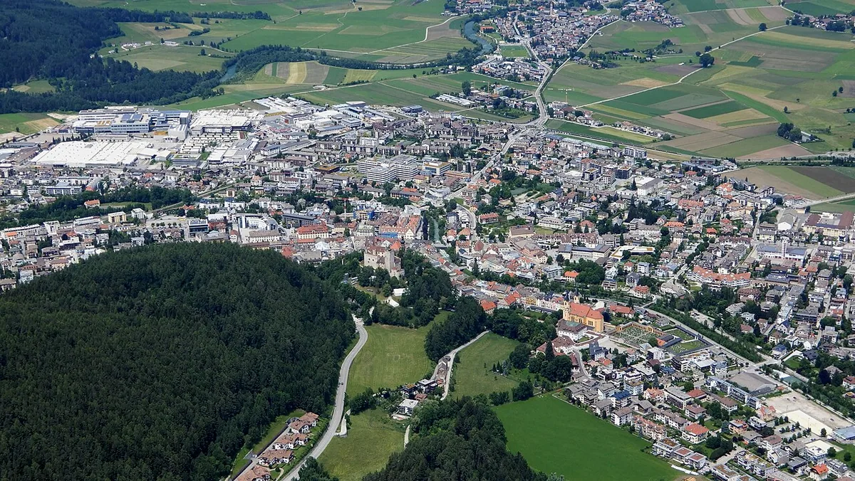 Brunico, Italy. Photo: Wolkenkratzer (CC BY-SA 4.0); resized and converted to WebP.
