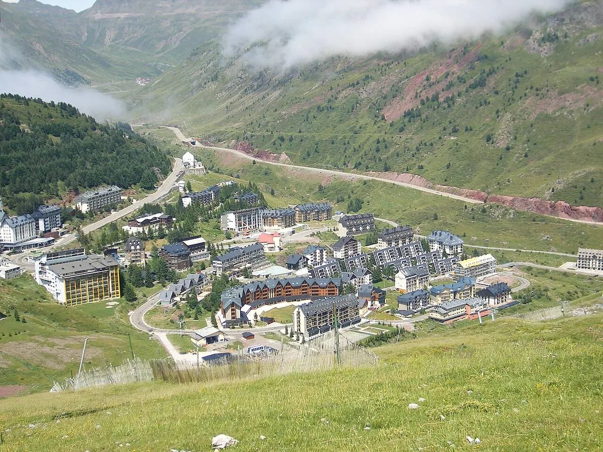 Candanchu, Spain. Photo: CHV (CC BY-SA 3.0); resized and converted to WebP.