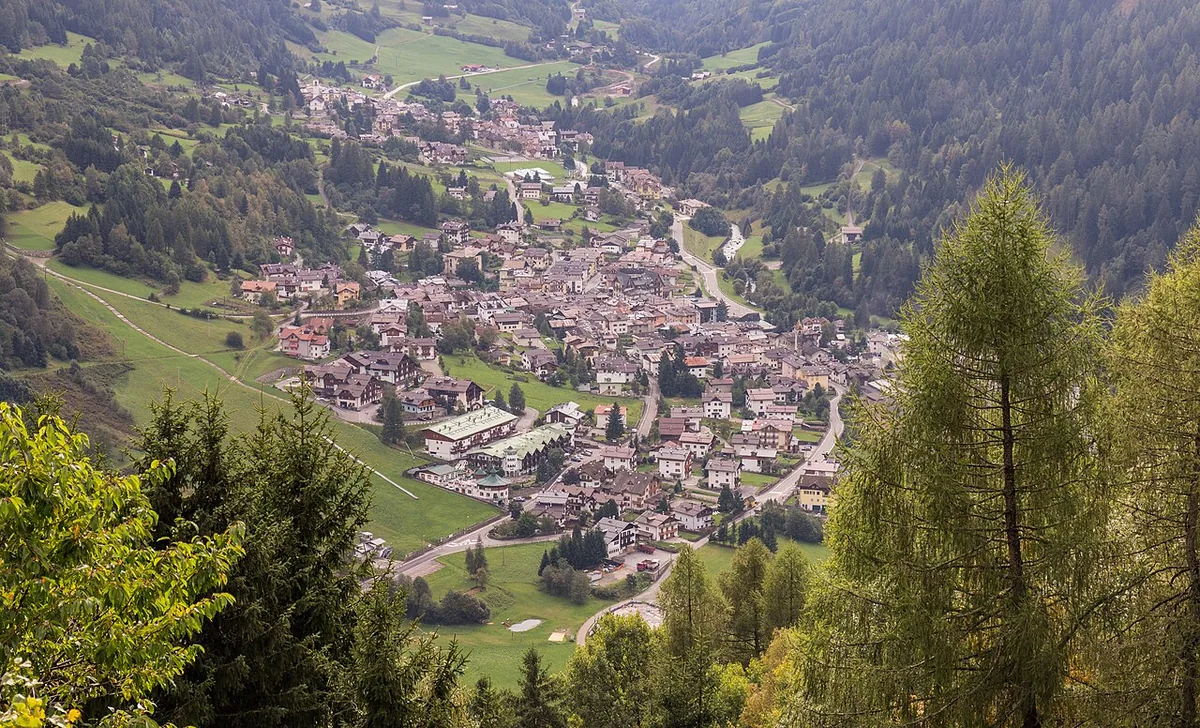Cogolo, Italy. Photo: Agnes Monkelbaan (CC BY-SA 4.0); resized and converted to WebP.