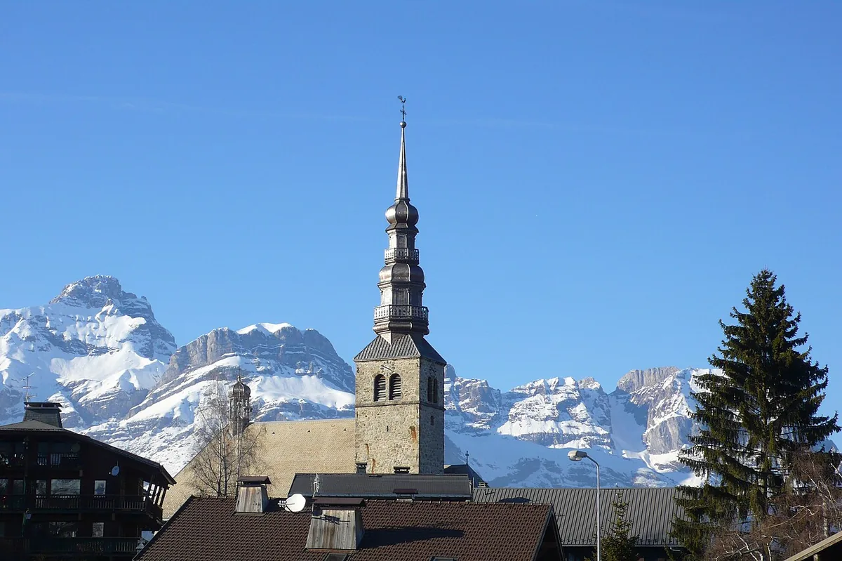 Combloux, France. Photo: Manuguf (CC BY-SA 3.0); resized and converted to WebP.