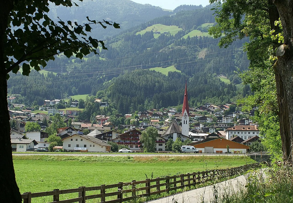 Fügen, Austria. Photo: böhringer friedrich (CC BY-SA 2.5); resized and converted to WebP.