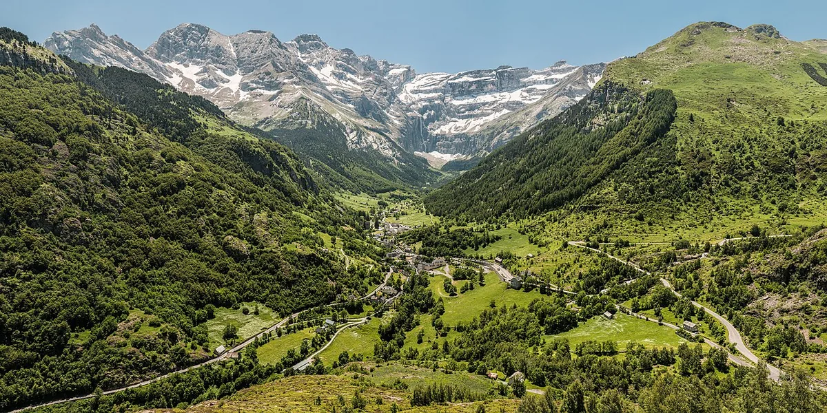 Gavarnie, France. Photo: Benh LIEU SONG (CC BY-SA 3.0); resized and converted to WebP.