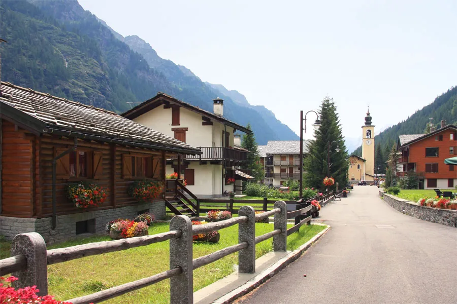 Gressoney La Trinité, Italy. Photo: Alessandro Vecchi (CC BY-SA 3.0); resized and converted to WebP.