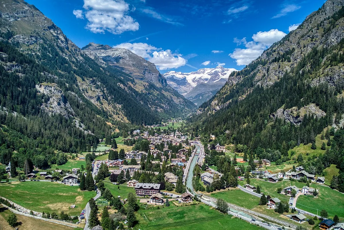 Gressoney-Saint-Jean, Italy. Photo: Hagai Agmon-Snir حچاي اچمون-سنير חגי אגמון-שניר (CC BY-SA 4.0); resized and converted to WebP.