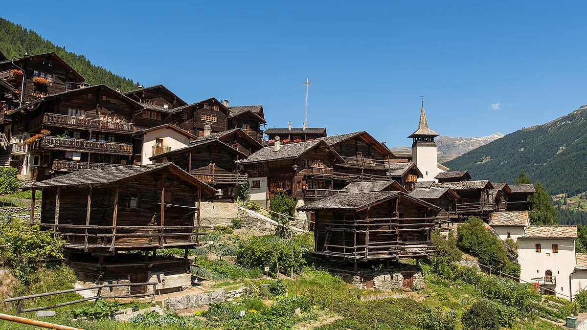 Grimentz, Switzerland. Photo: Christian David (CC BY-SA 4.0); resized and converted to WebP.
