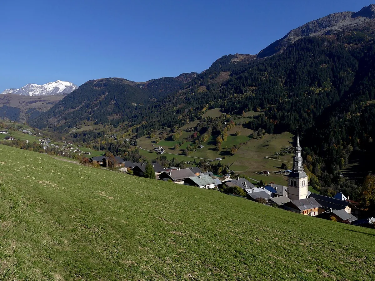 Hauteluce, France. Photo: Florian Pépellin (CC BY-SA 4.0); resized and converted to WebP.