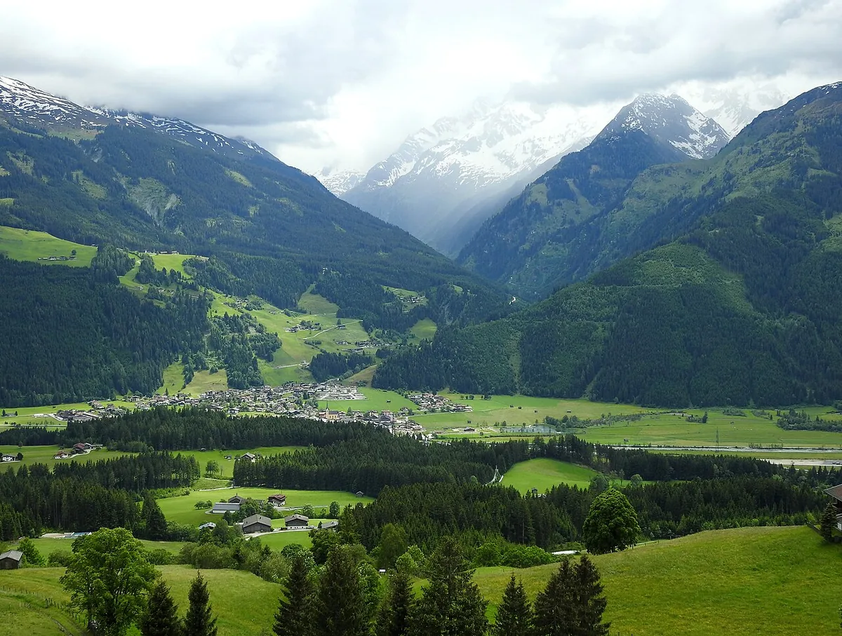 Hollersbach, Austria. Photo: Wald1siedel (CC BY-SA 4.0); resized and converted to WebP.
