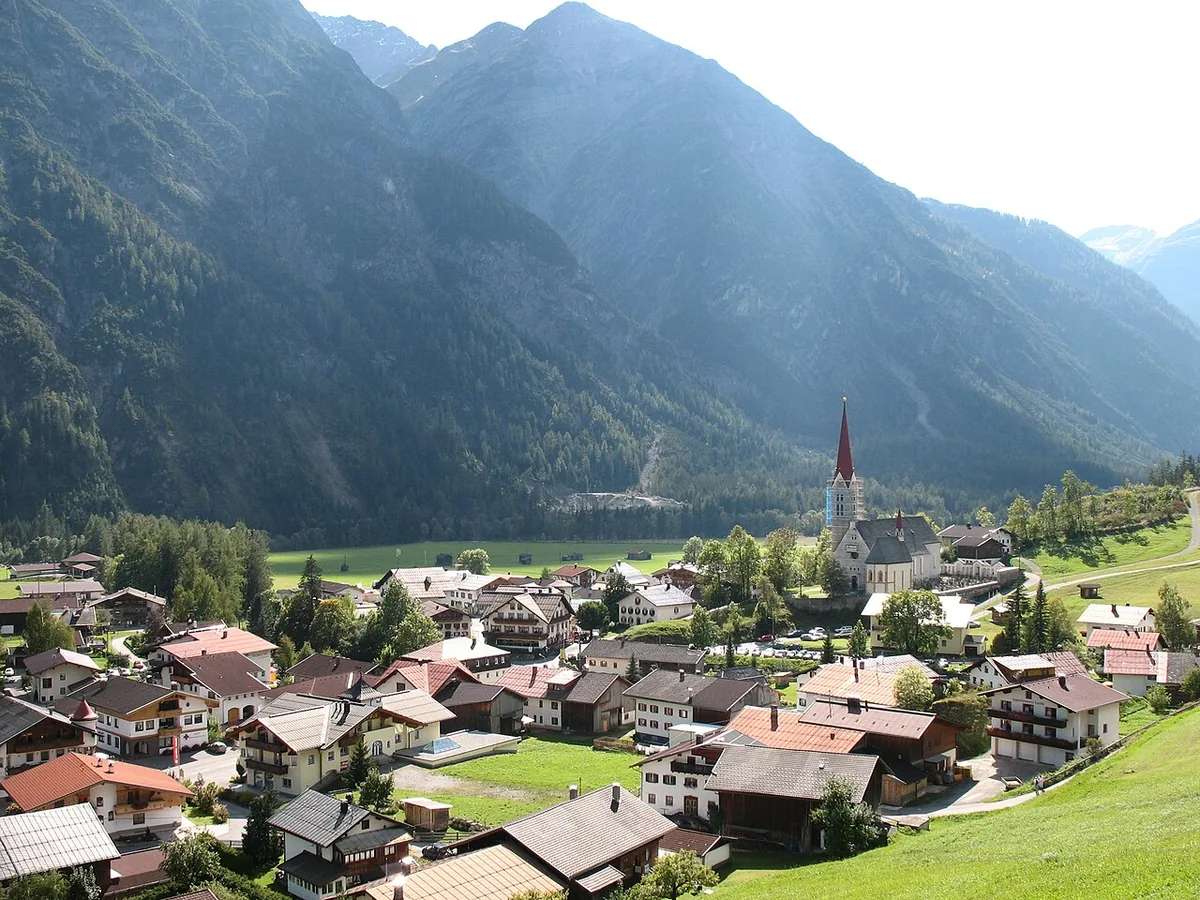 Holzgau, Austria. Photo: Kauk0r (CC BY-SA 3.0); resized and converted to WebP.