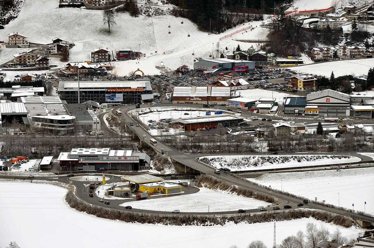 Kaltenbach, Austria. Photo: Herzi Pinki (CC BY-SA 3.0); resized and converted to WebP.
