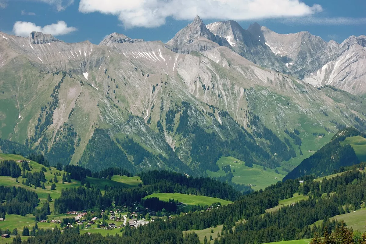 La Lécherette, Switzerland. Photo: Zacharie Grossen (CC BY-SA 4.0); resized and converted to WebP.