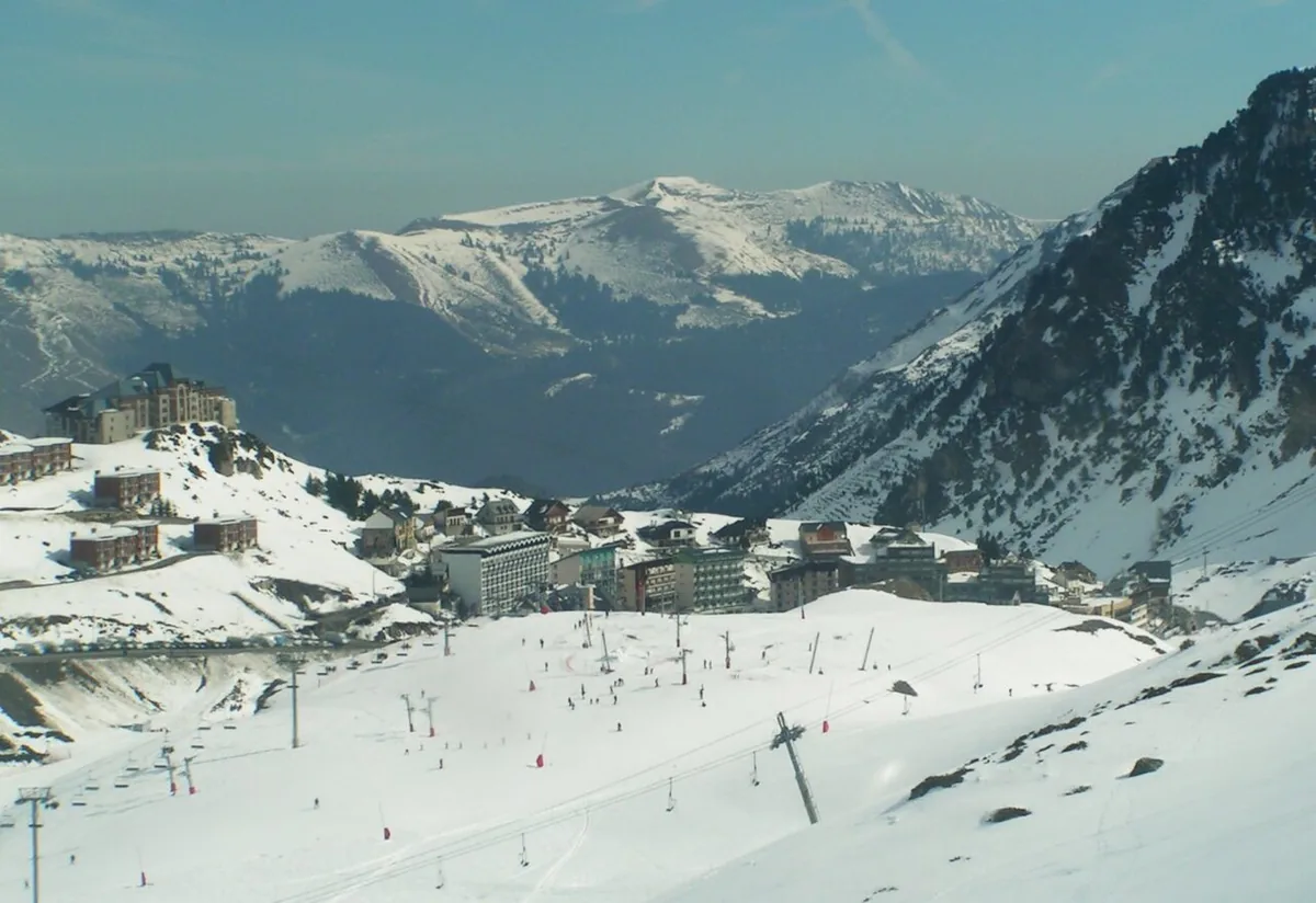 La Mongie, France. Photo: Photo taken from the Pourteilh gondola on 16 March 2006 by Christophe Jacquet . (CC BY-SA 2.5); resized and converted to WebP.