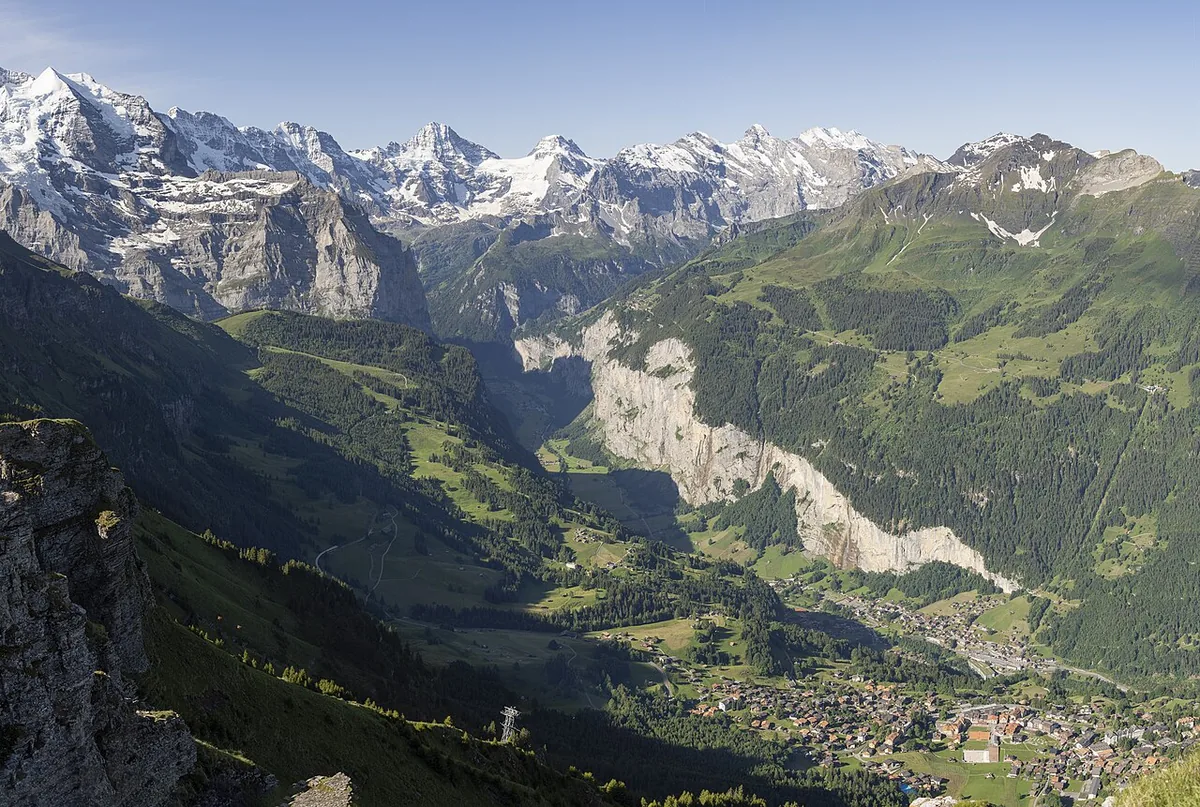 Lauterbrunnen, Switzerland. Photo: Chensiyuan (CC BY-SA 4.0); resized and converted to WebP.