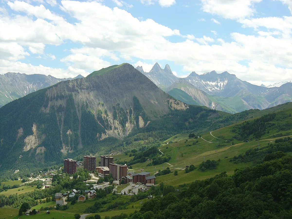 Le Corbier, France. Photo: Anthospace (CC BY-SA 3.0); resized and converted to WebP.