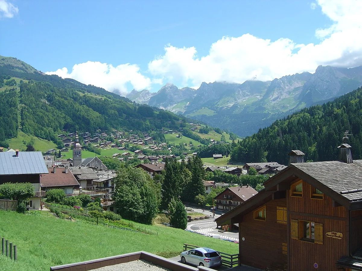 Le Grand Bornand, France. Photo: Anthospace (CC BY-SA 3.0); resized and converted to WebP.