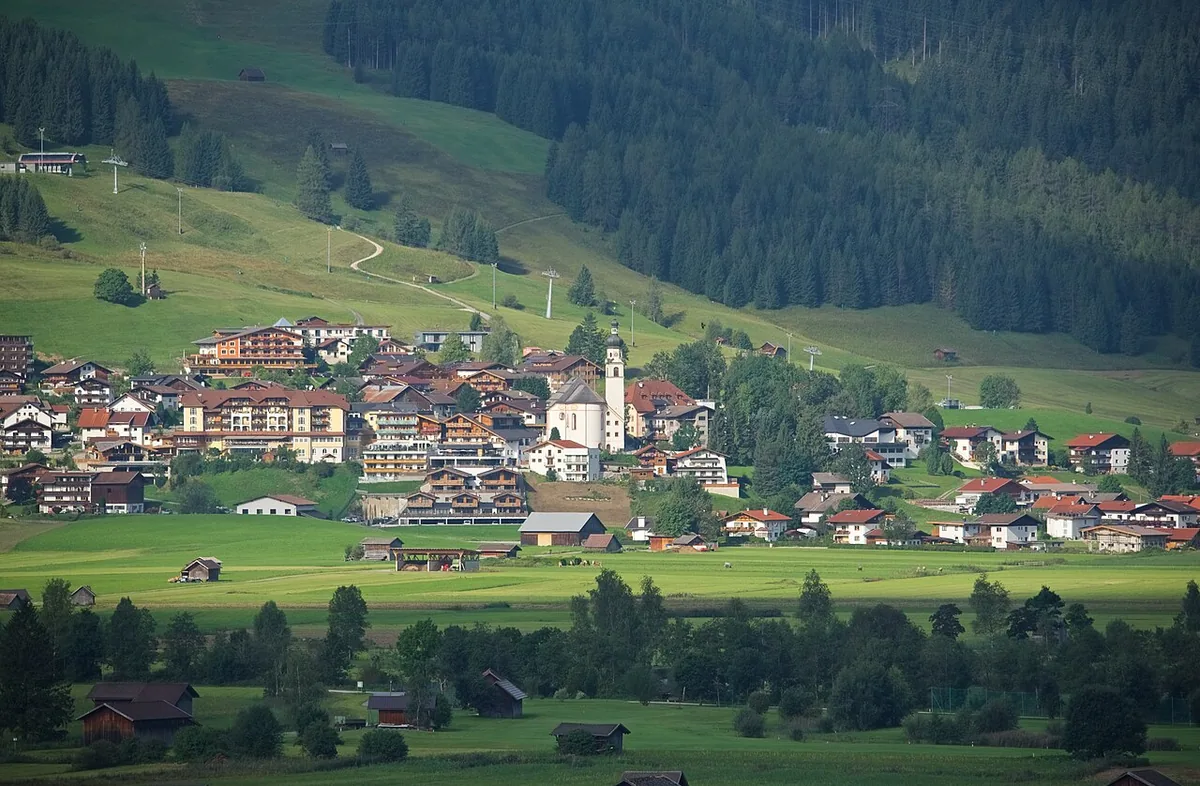 Lermoos, Austria. Photo: Pwagenblast (CC BY-SA 4.0); resized and converted to WebP.