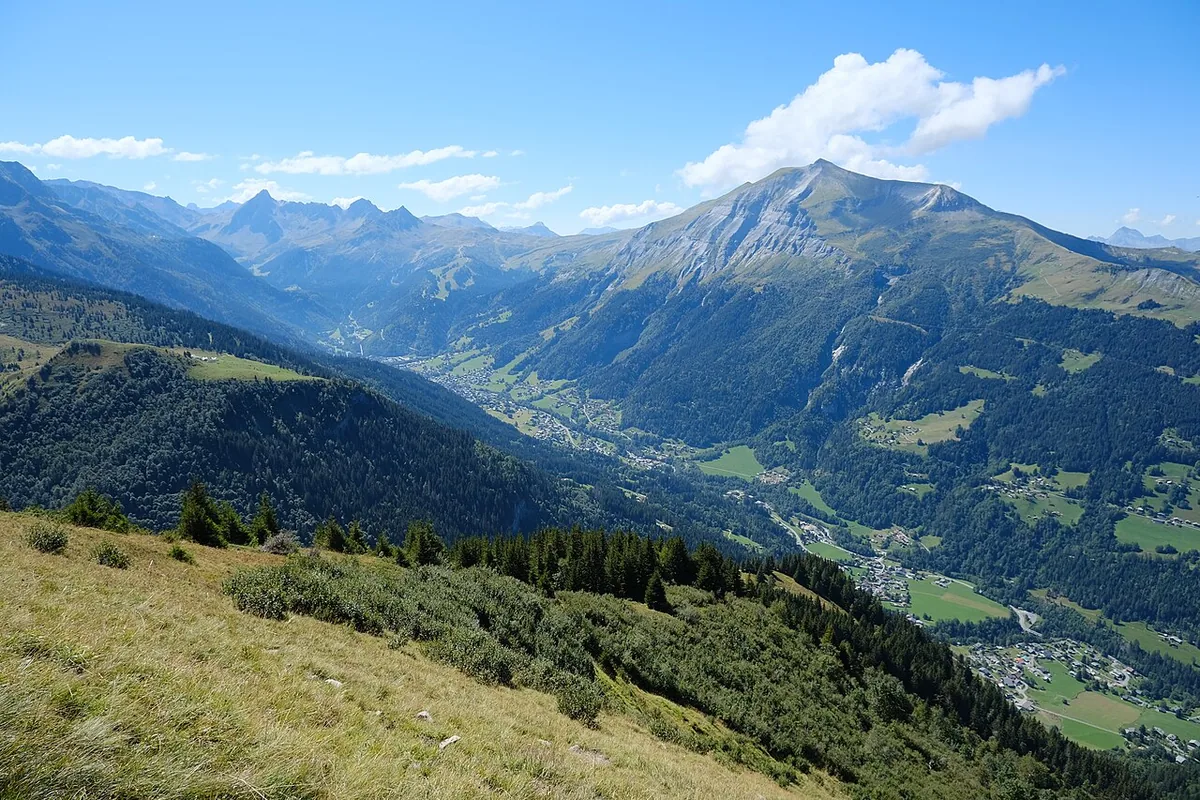 Les Contamines Montjoie, France. Photo: Guilhem Vellut from Annecy, France (CC BY 2.0); resized and converted to WebP.