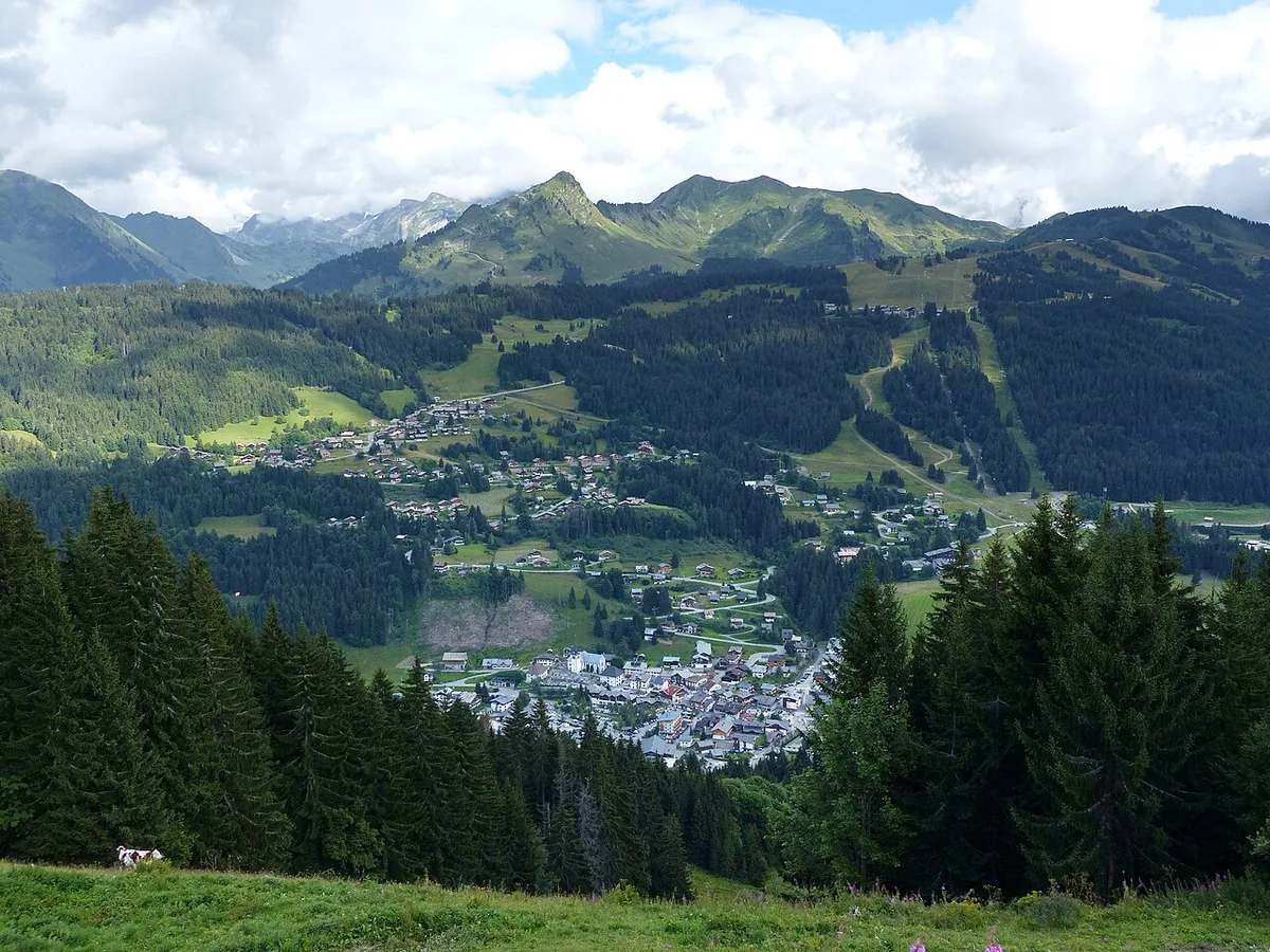 Les Gets, France. Photo: Jjt.pub (CC BY 3.0); resized and converted to WebP.