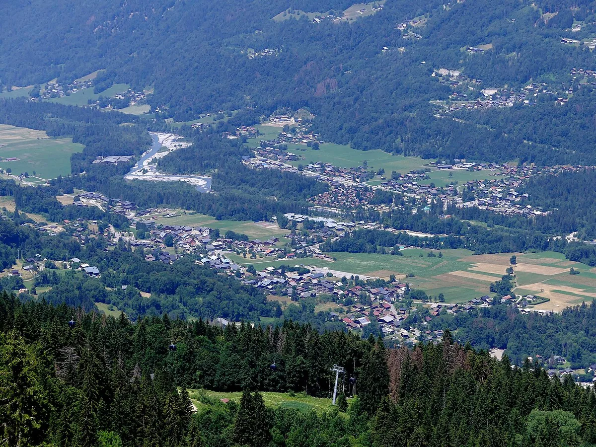 Morillon, France. Photo: Florian Pépellin (CC BY-SA 4.0); resized and converted to WebP.