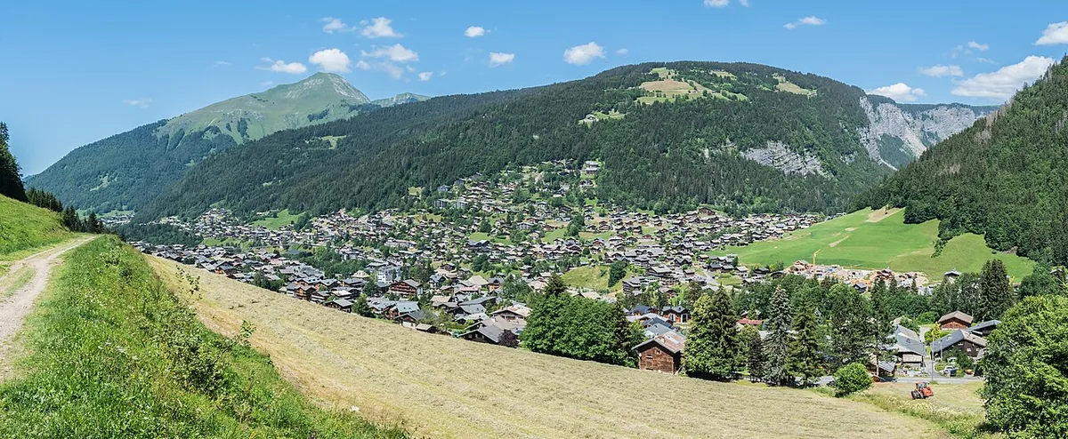 Morzine, France. Photo: Krzysztof Golik (CC BY-SA 4.0); resized and converted to WebP.