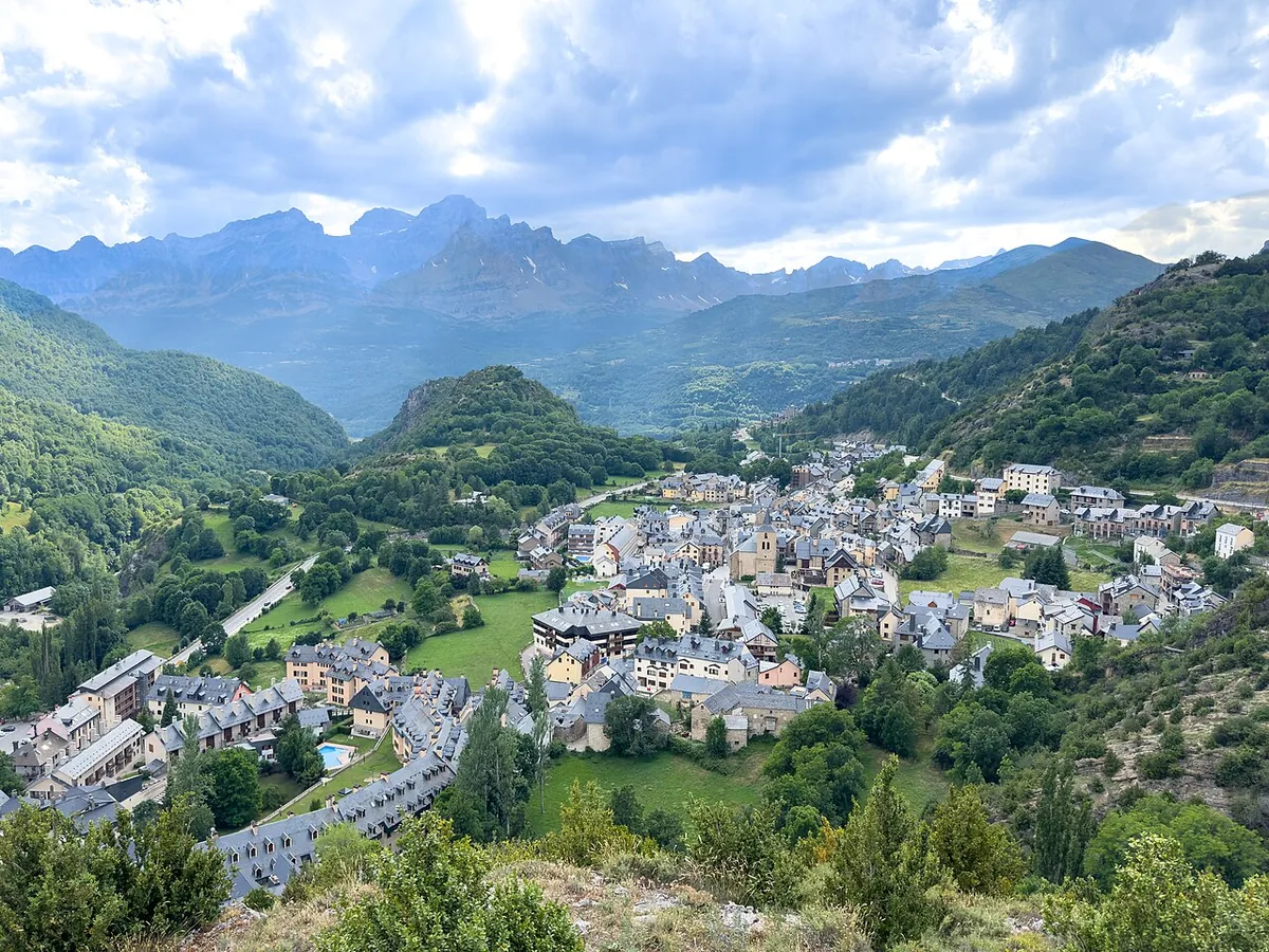 Panticosa, Spain. Photo: Kent Wang (CC BY 4.0); resized and converted to WebP.