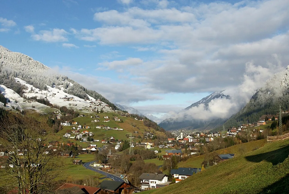 Partenen, Austria. Photo: böhringer friedrich (CC BY-SA 2.5); resized and converted to WebP.