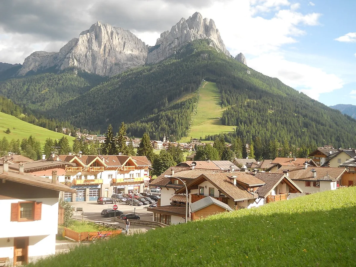 Pozza di Fassa, Italy. Photo: Adert (CC BY-SA 4.0); resized and converted to WebP.