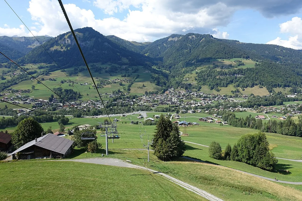 Praz sur Arly, France. Photo: Guilhem Vellut from Annecy, France (CC BY 2.0); resized and converted to WebP.