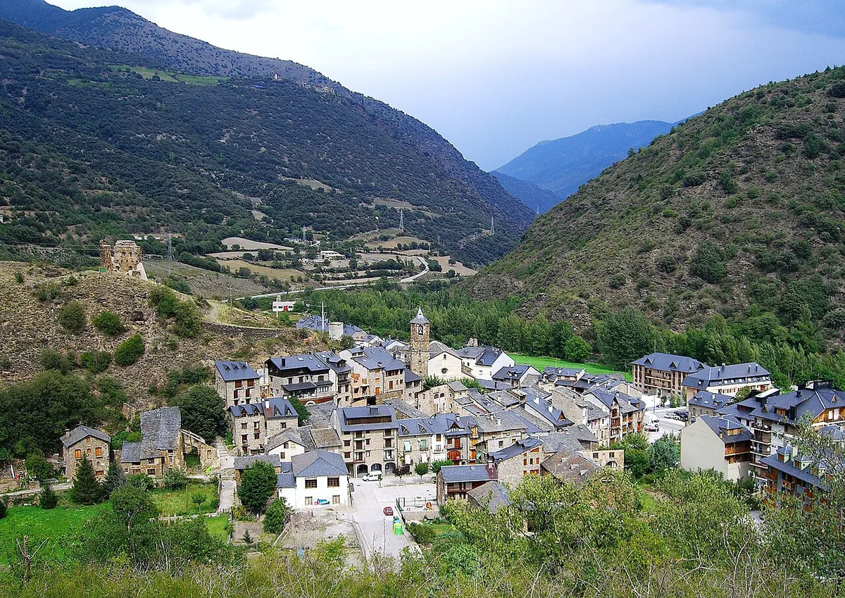 Rialp, Spain. Photo: Fedekuki (CC BY-SA 3.0); resized and converted to WebP.