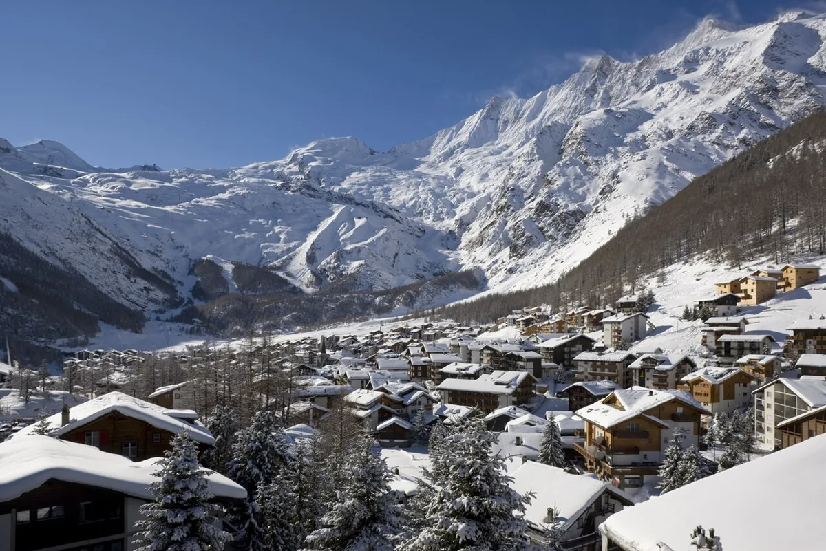 Saas Fee, Switzerland. Photo: Saas-Fee (CC BY-SA 3.0); resized and converted to WebP.