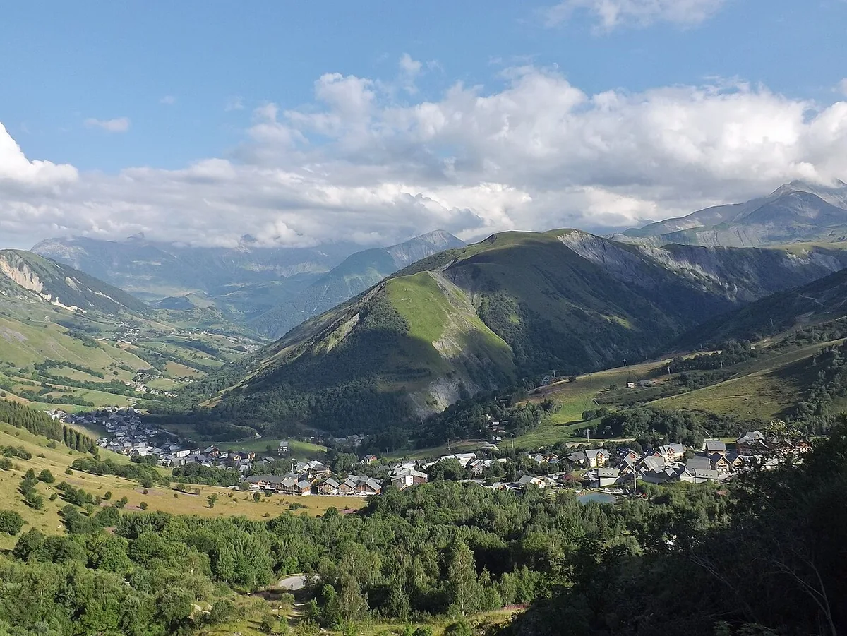 Saint Sorlin d'Arves, France. Photo: Florian Pépellin (CC BY-SA 3.0); resized and converted to WebP.