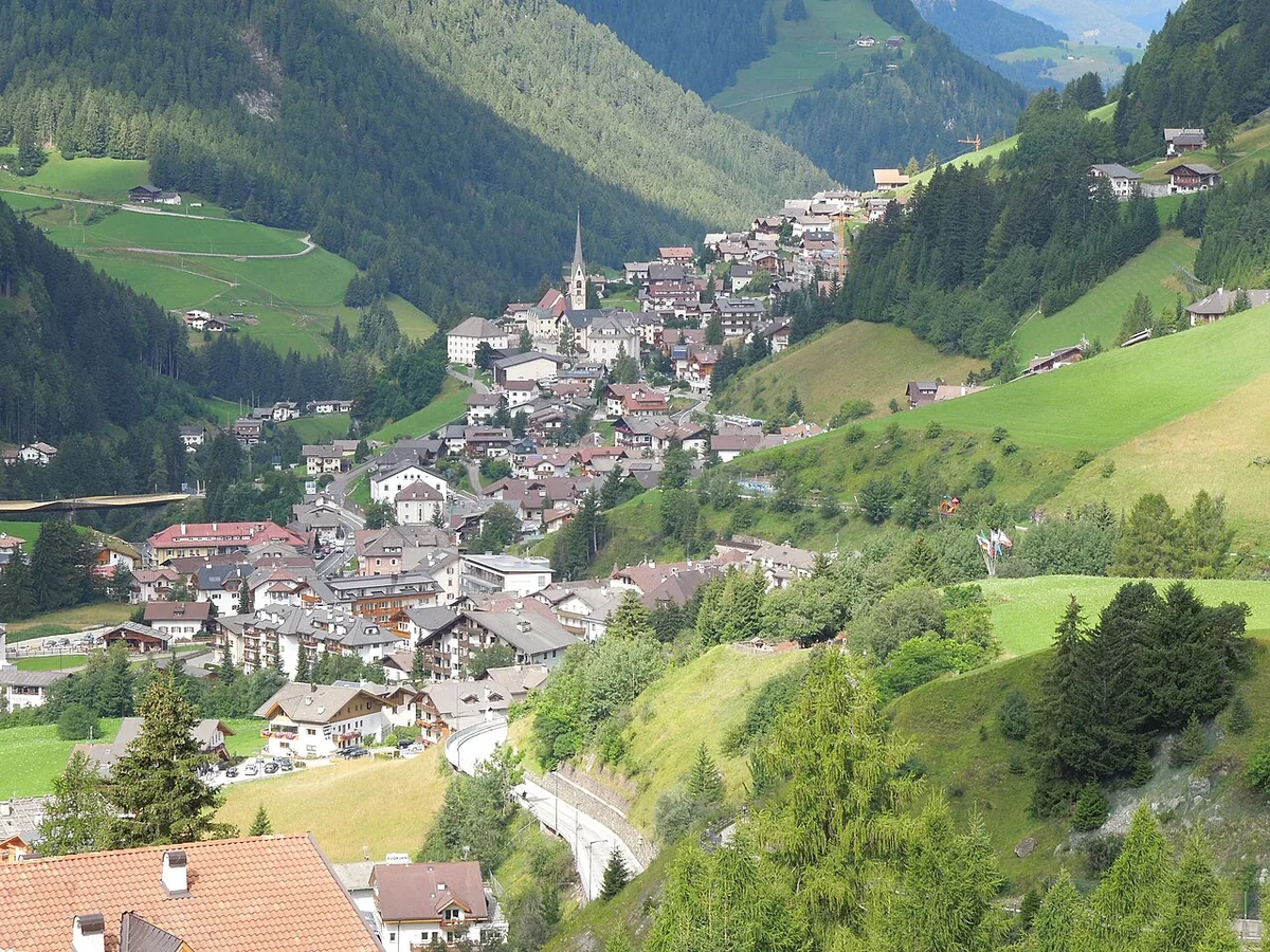 Santa Cristina Valgardena, Italy. Photo: Fede13052002 (CC BY-SA 4.0); resized and converted to WebP.