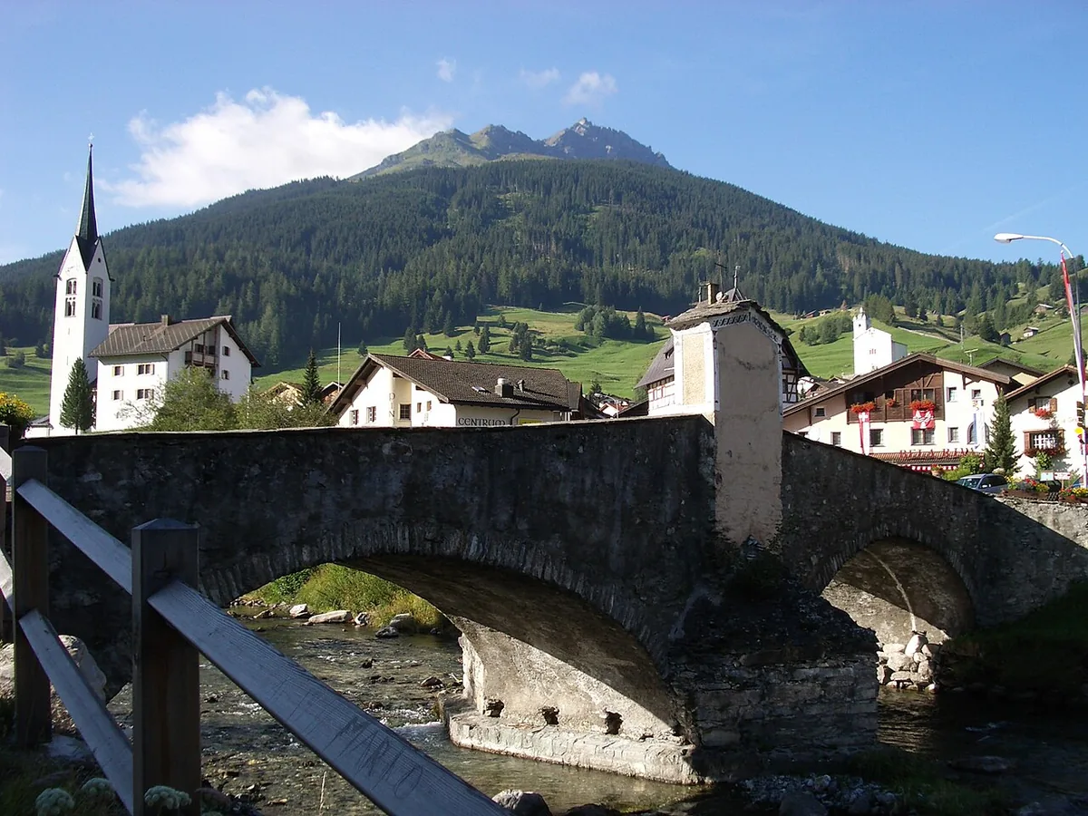 Savognin, Switzerland. Photo: Paebi (CC BY-SA 3.0); resized and converted to WebP.