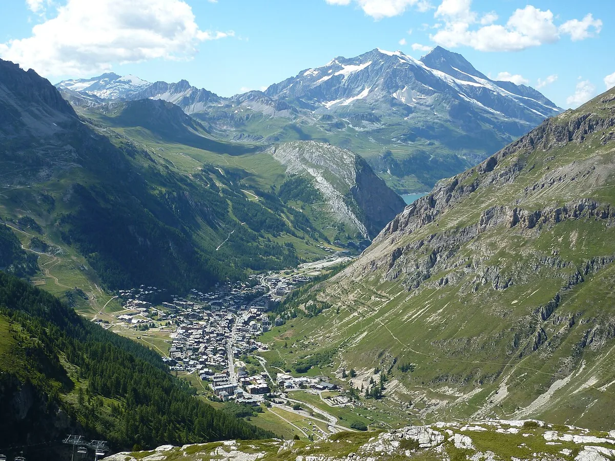Val d'Isère, France. Photo: André Payan-Passeron (CC BY-SA 3.0); resized and converted to WebP.