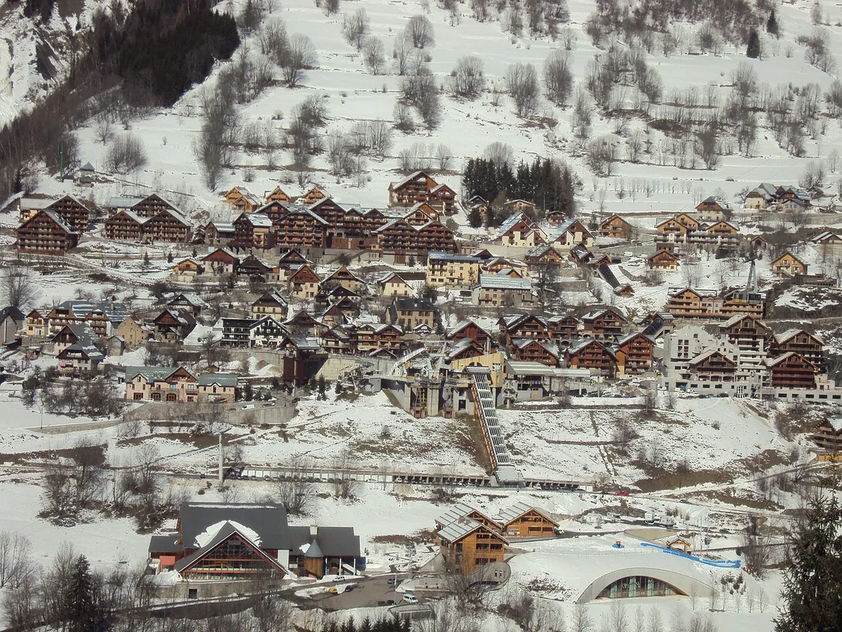 Vaujany, France. Photo: Akiry (CC BY-SA 3.0); resized and converted to WebP.