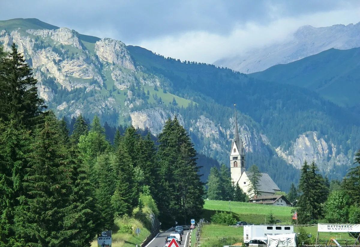 Vigo di Fassa, Italy. Photo: Mattana (CC BY-SA 3.0); resized and converted to WebP.