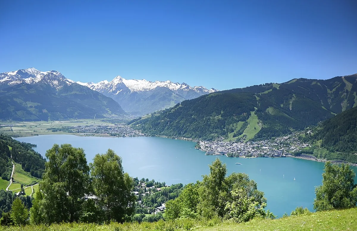 Zell am See, Austria. Photo: Bestzeller (Public domain); resized and converted to WebP.