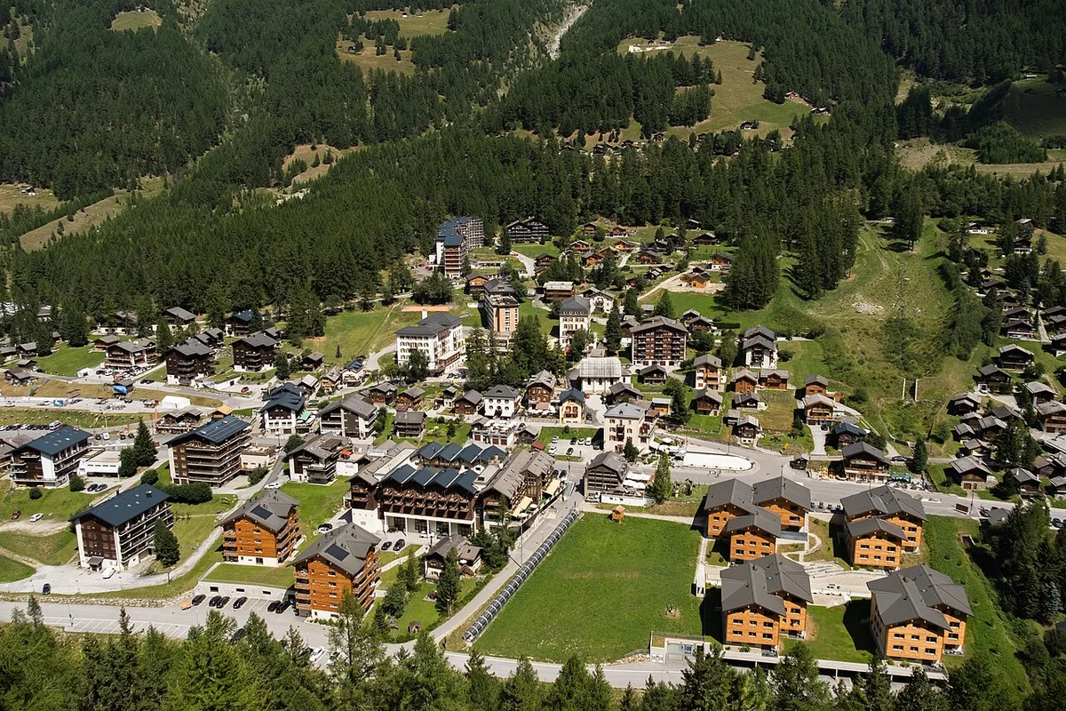 Zinal, Switzerland. Photo: Christian David (CC BY-SA 4.0); resized and converted to WebP.